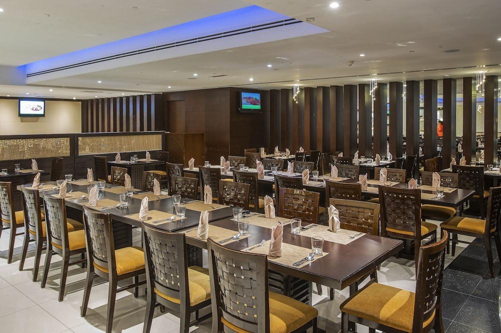 Asiana Hotel Dubai Eksteriør bilde The interior of a typical buffet restaurant