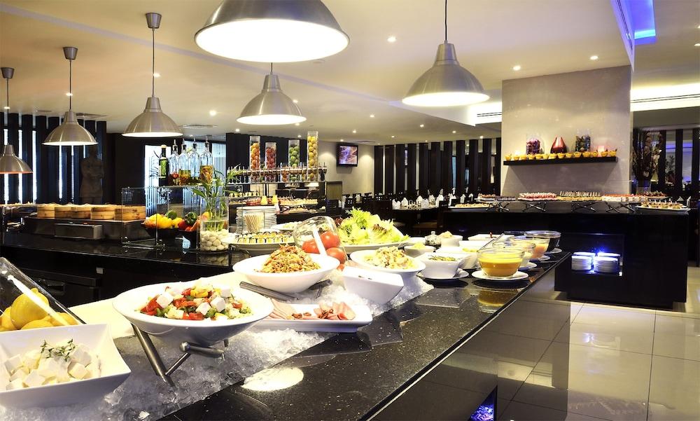Asiana Hotel Dubai Eksteriør bilde A buffet at a hotel
