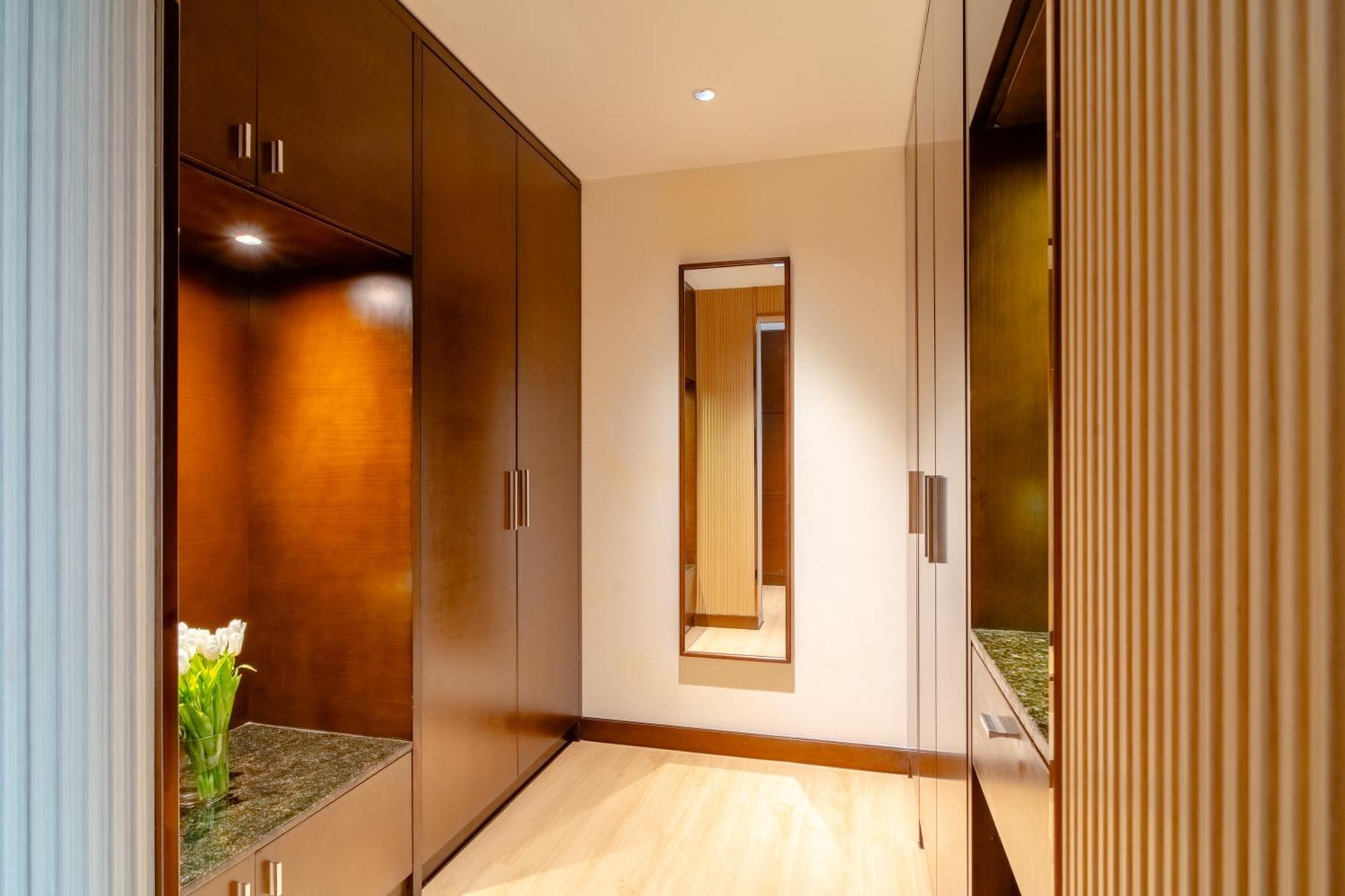 Asiana Hotel Dubai Eksteriør bilde A walk-in wardrobe