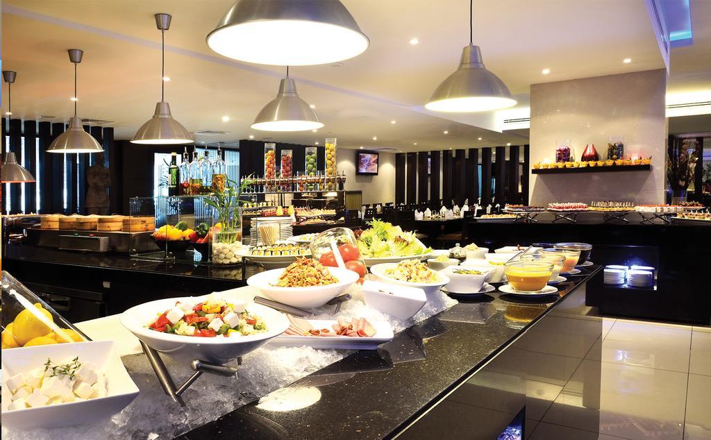 Asiana Hotel Dubai Eksteriør bilde A buffet at a hotel